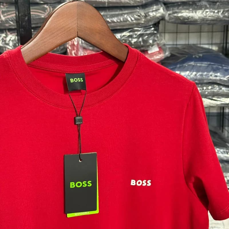 Camiseta Basica Hugo Boss cor Vermelha — imagem 1 de 3