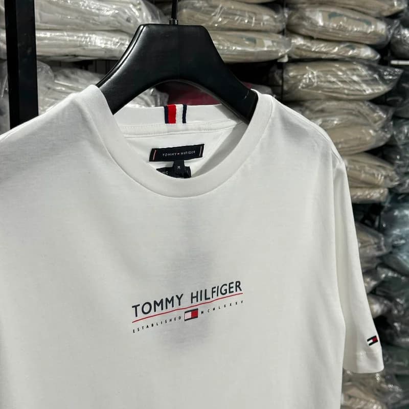 Camiseta Estampada Tommy Hilfiger cor Branca — imagem 1 de 2