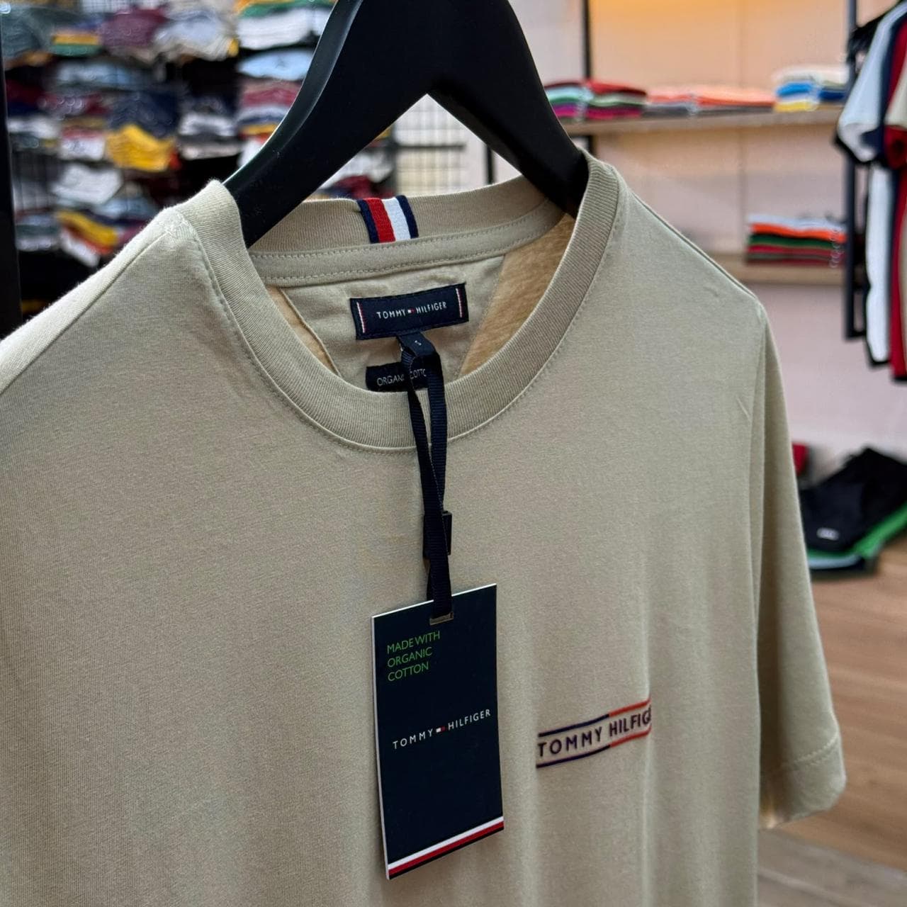 Camiseta Estampada Tommy Hilfiger cor Bege — imagem 1 de 1