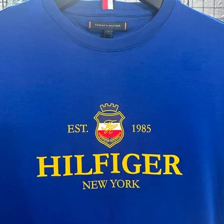 Camiseta Estampada Tommy Hilfiger cor Azul Royal — imagem 1 de 1