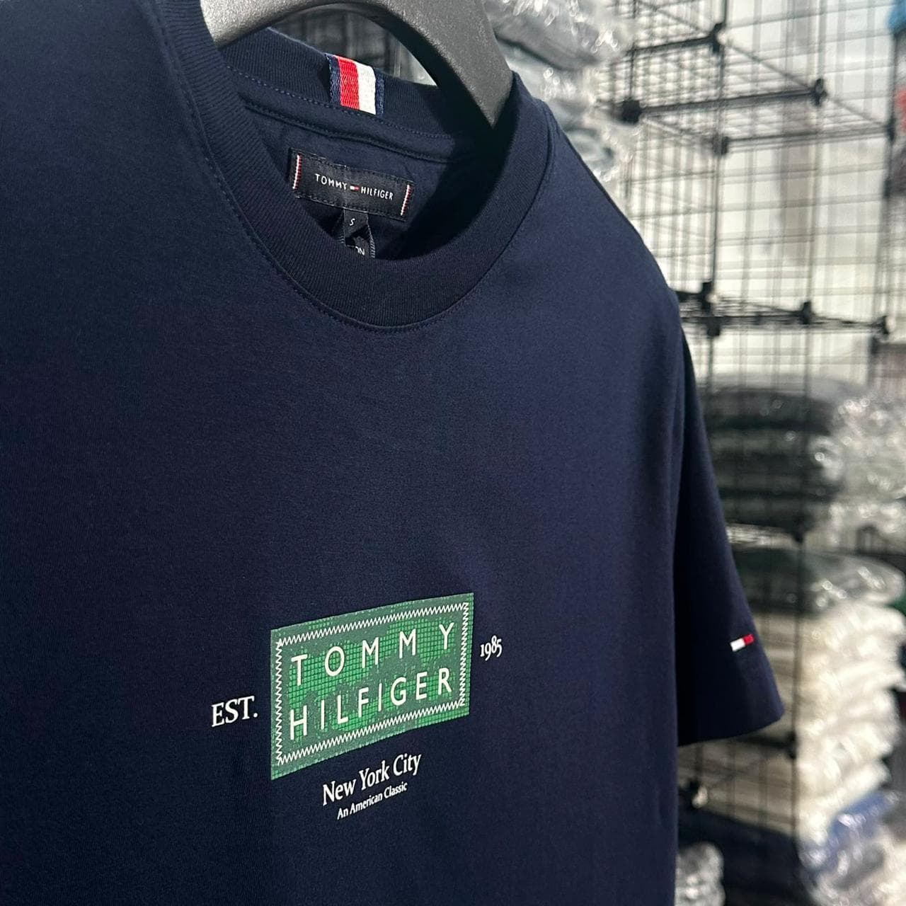 Camiseta Estampada Tommy Hilfiger cor Azul Marinho — imagem 1 de 2