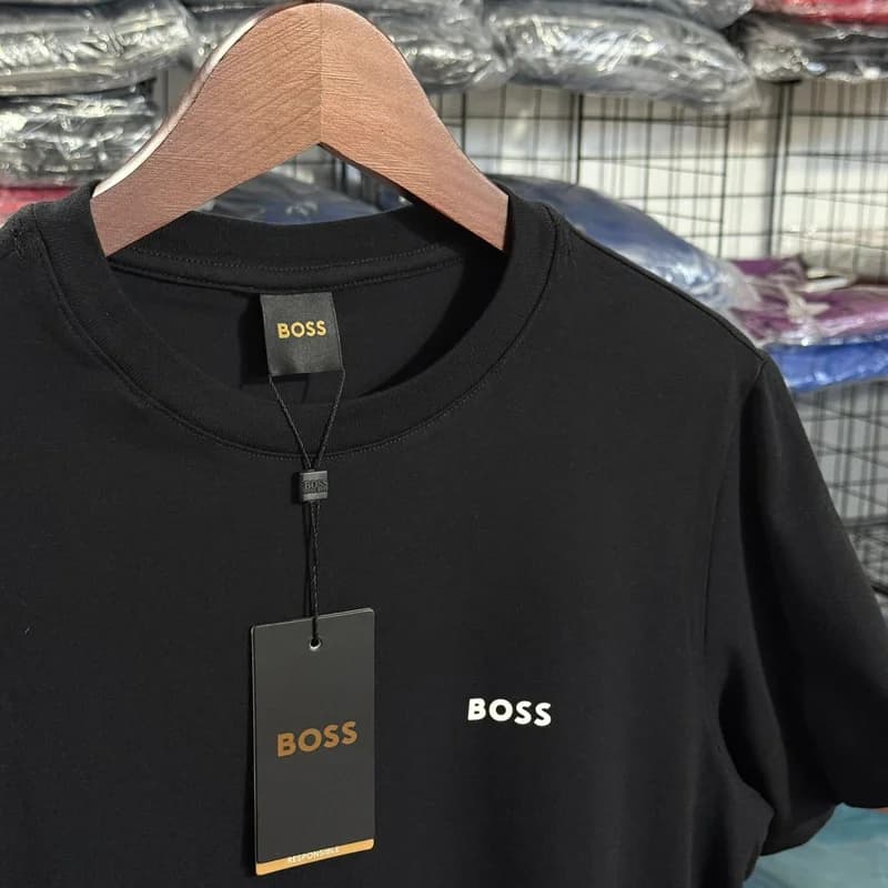 Camiseta Basica Hugo Boss cor Preta — imagem 1 de 3