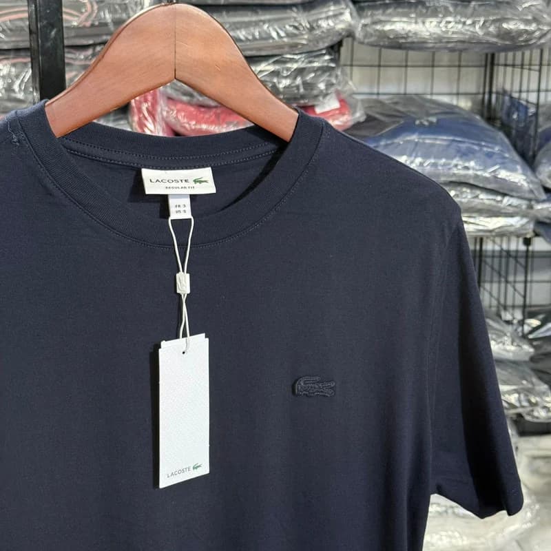 Camiseta Basica Lacoste Monocromatica cor Azul Marinho — imagem 1 de 1