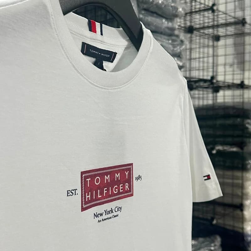 Camiseta Estampada Tommy Hilfiger cor Branca — imagem 1 de 2