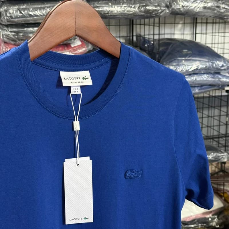 Camiseta Basica Lacoste Monocromatica cor Azul Royal — imagem 1 de 1