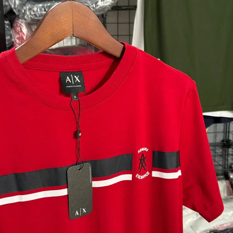Camiseta Estampada Armani Exchange cor Vermelha — imagem 1 de 2
