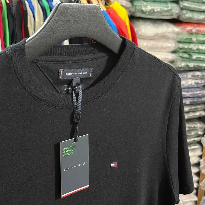 Camiseta Estampada Tommy Hilfiger cor Preta — imagem 1 de 2