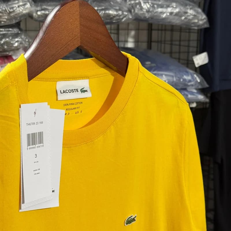 Camiseta Basica Lacoste cor amarela — imagem 1 de 3