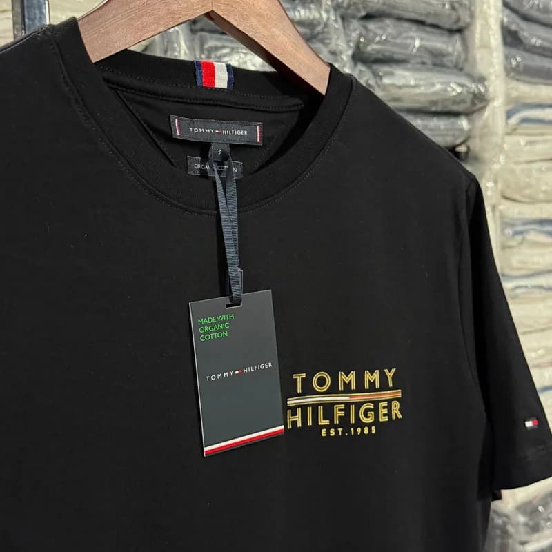 Camiseta Estampada Tommy Hilfiger cor Preto — imagem 1 de 2